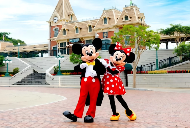 黄大仙祠、西九文化区、尖沙咀钟楼&星光大道、天星小轮、太 平山顶 、金紫荆广场、迪士尼乐园